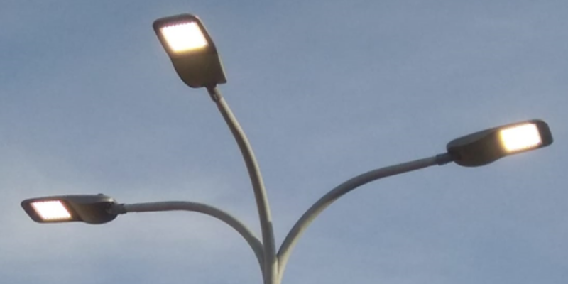 استكمال مشروع تبديل مصابيح إنارة الشوارع في معاوية وعين السهلة